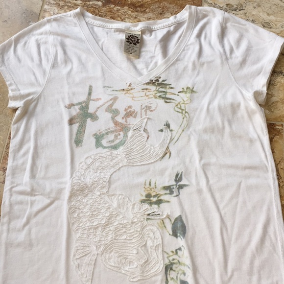 Lucky Brand VNeck/Fish appliqué/short/cap sleeves - Picture 2 of 8